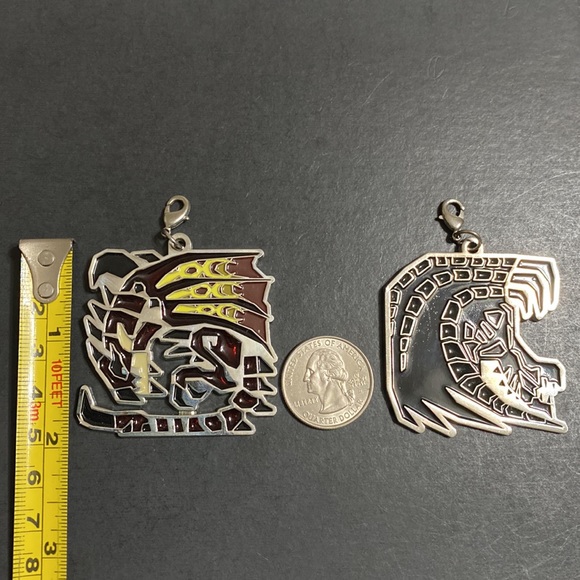 🖤CAPCOM💕2ea Pendants(charms) - Picture 6 of 12